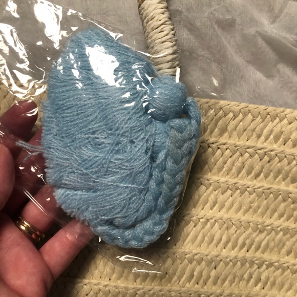 ***SOLD*** NIB Altru straw tote with tassel - Picture 6 of 7